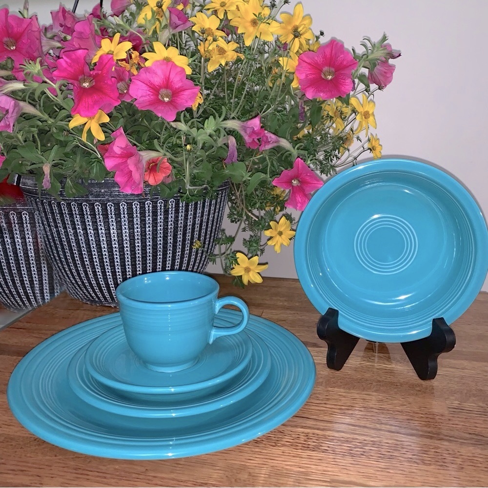 Like new! Fiesta 5 Piece Place Setting Turquoise